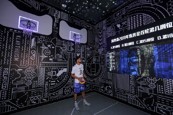 汤神中国行玩儿嗨了！逗比人设绷不住，每一张都是表情包！