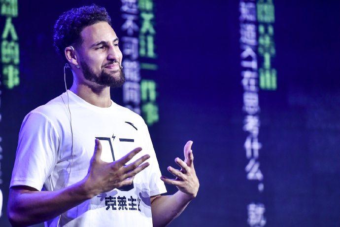 汤神中国行玩儿嗨了！逗比人设绷不住，每一张都是表情包！