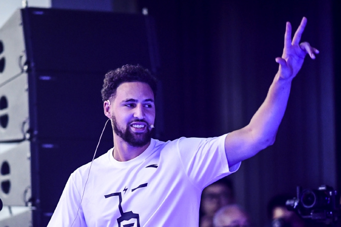 汤神中国行玩儿嗨了！逗比人设绷不住，每一张都是表情包！