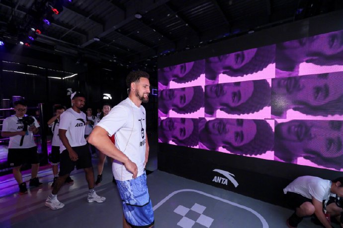 汤神中国行玩儿嗨了！逗比人设绷不住，每一张都是表情包！