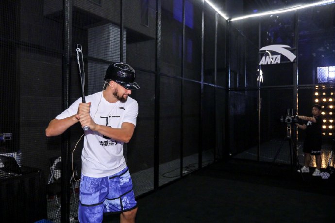 汤神中国行玩儿嗨了！逗比人设绷不住，每一张都是表情包！