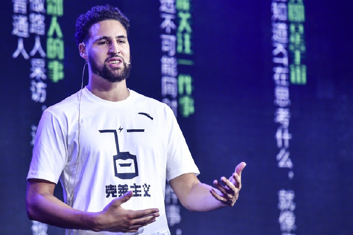 汤神中国行玩儿嗨了！逗比人设绷不住，每一张都是表情包！