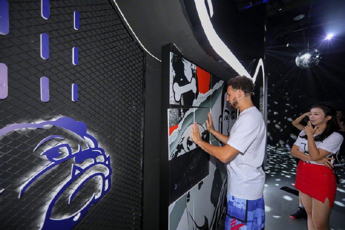 汤神中国行玩儿嗨了！逗比人设绷不住，每一张都是表情包！