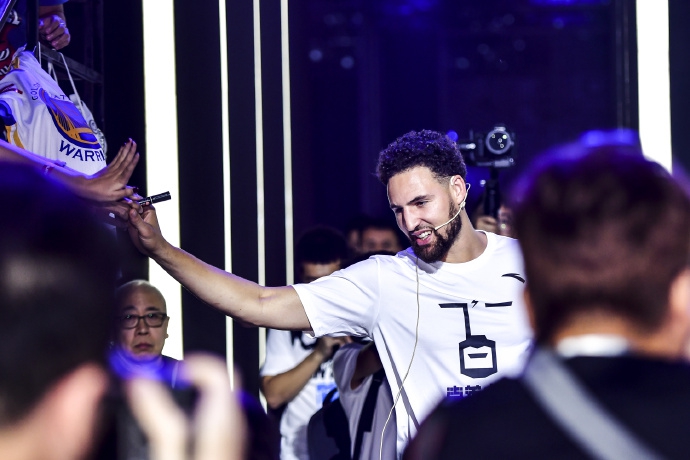 汤神中国行玩儿嗨了！逗比人设绷不住，每一张都是表情包！