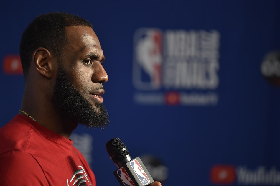詹姆斯出席新闻发布会