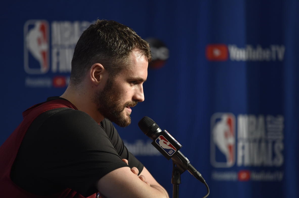 勒夫出席新闻发布会