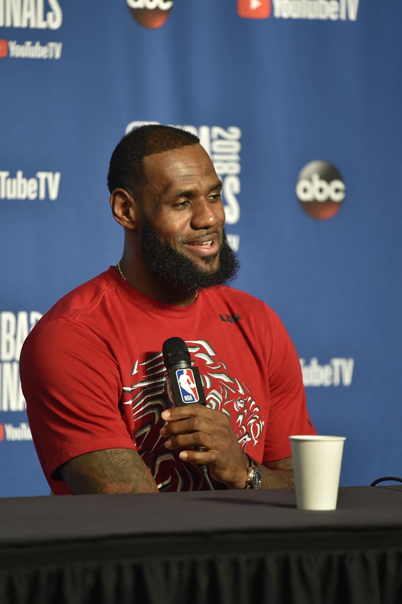 詹姆斯出席新闻发布会