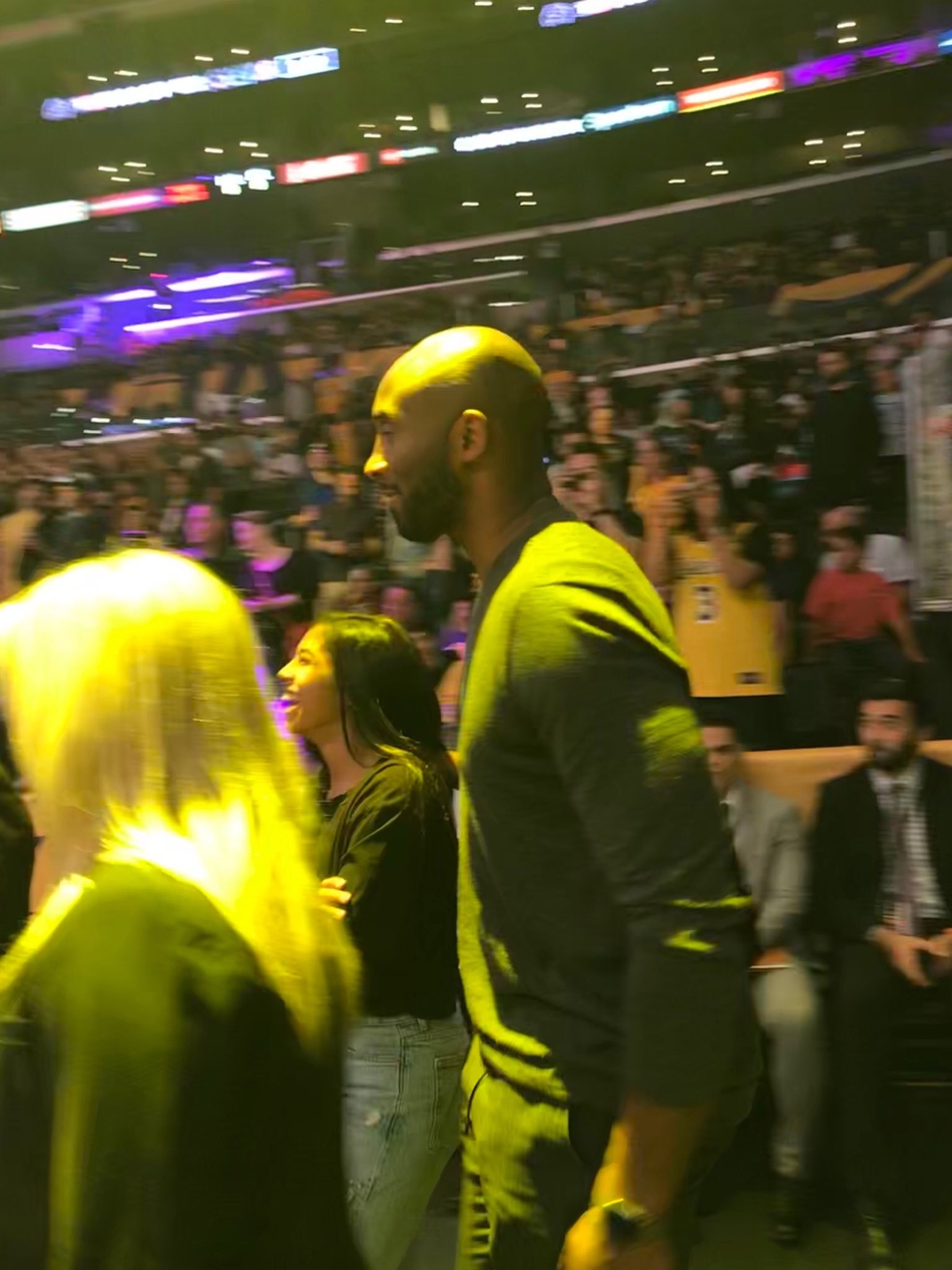 科比现场观战湖人！跟詹姆斯世纪性握手，和魔兽拥抱！