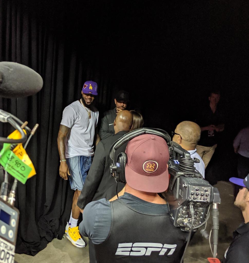 詹姆斯赌城现身！督战湖人夏联，跟新任主帅交流，现场被围死了！