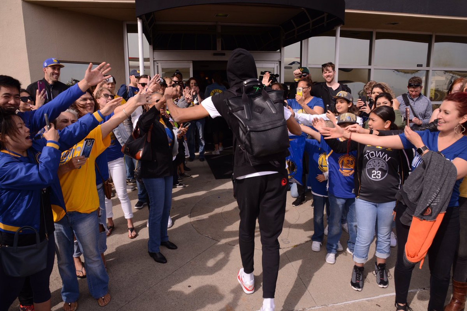 勇士球迷热情接机