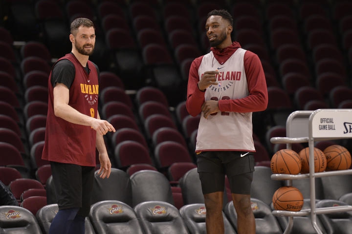 勒夫与格林交谈