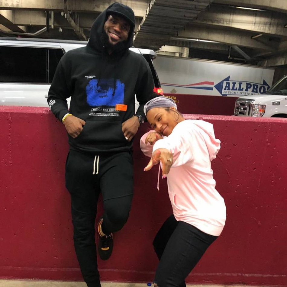 妻子生日这天，来读读詹姆斯的爱情故事！16岁相识，求婚靠韦德？