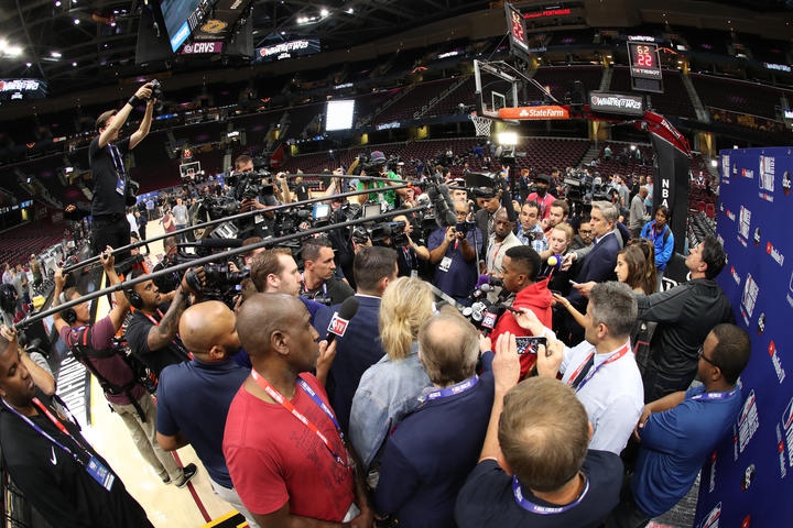 众多记者采访JR