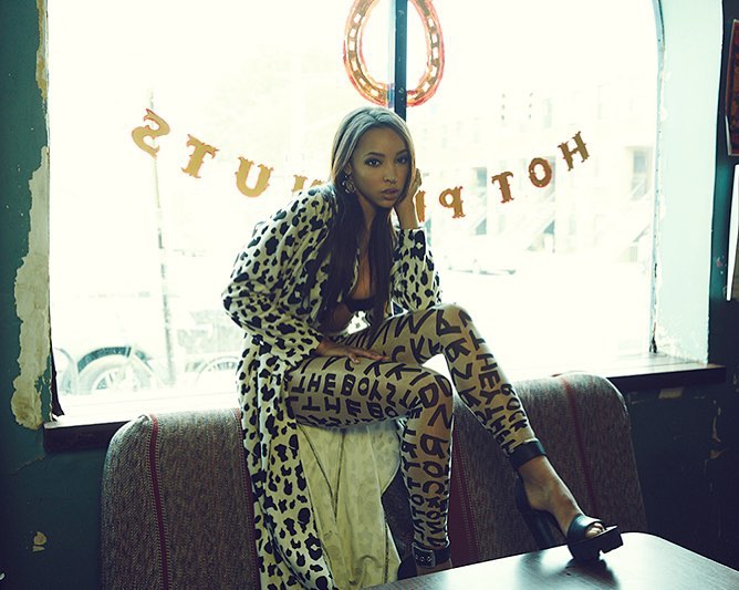 圆脸登点赞西蒙斯前女友照片