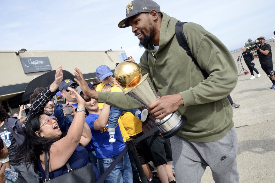 杜兰特跟球迷击掌