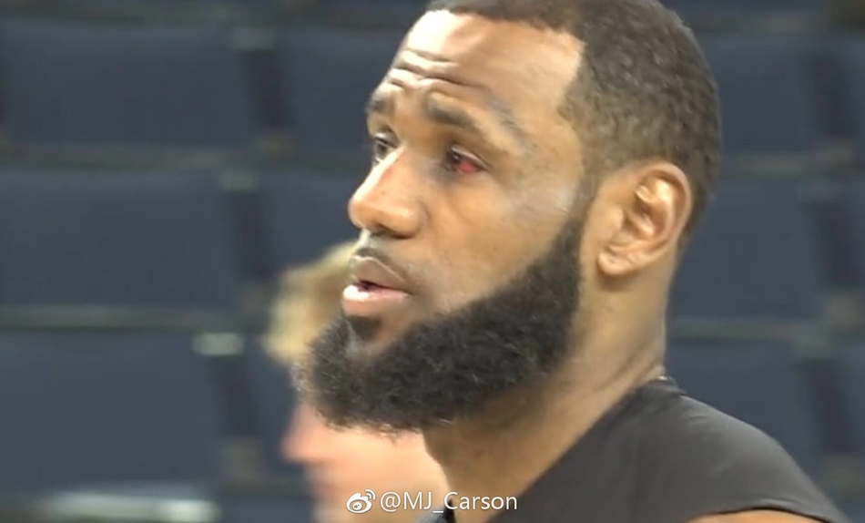 詹姆斯接受采访