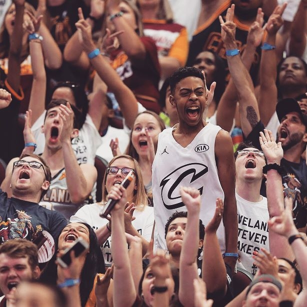 骑士球迷在主场为骑士助威