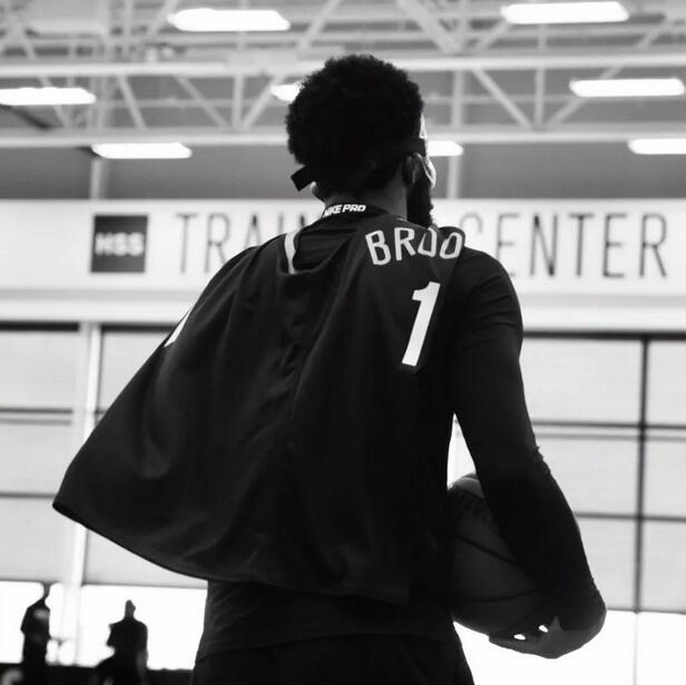 面具侠欧文上线!有点小帅啊!果然到了篮网就只剩下黑白配色了吗