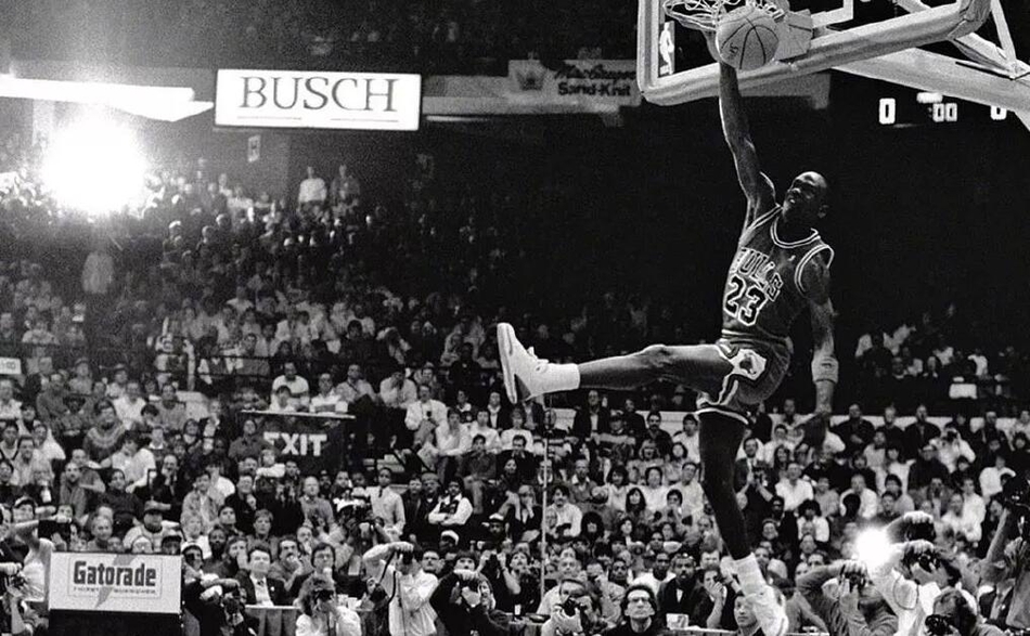 17连拍！乔丹1988年扣篮大赛黑白硬照！这套动作满分！