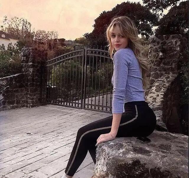 勾搭17岁嫩模恋过帕森斯前女友！他喜欢翘臀女王，也爱“波神”