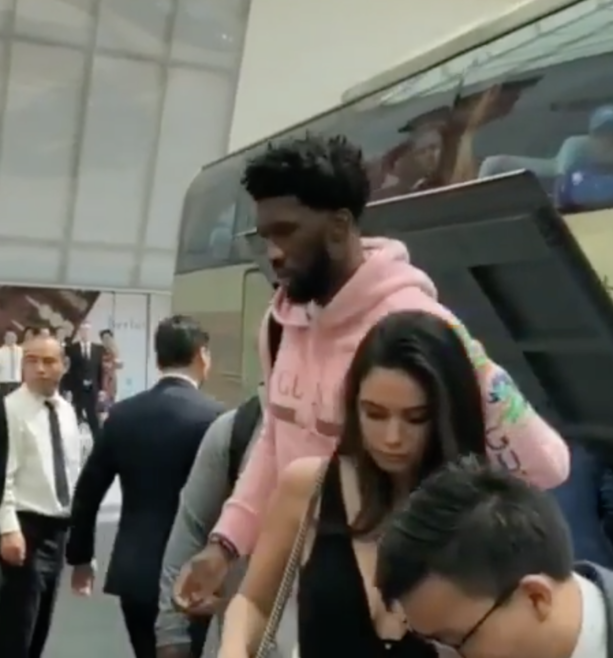 现场镜头捕捉到神秘女子