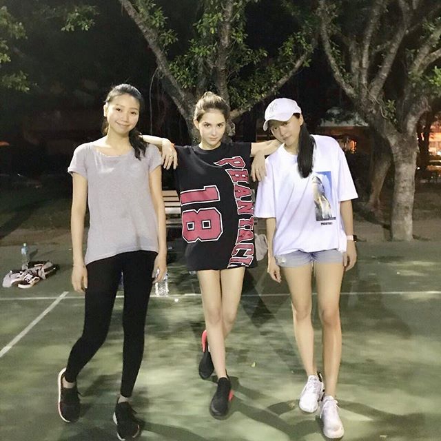 昆凌和好友打球