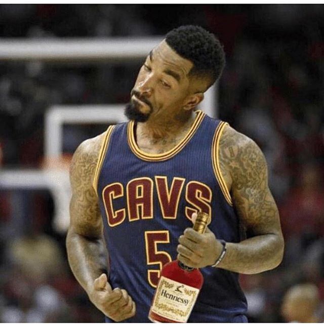 JR拿着酒在打球