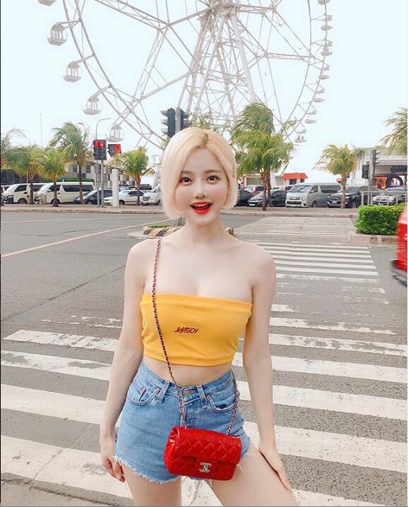 跟威少合影的韩国最美DJ,是何来路？打碟时看的眼晕,真正白的发光