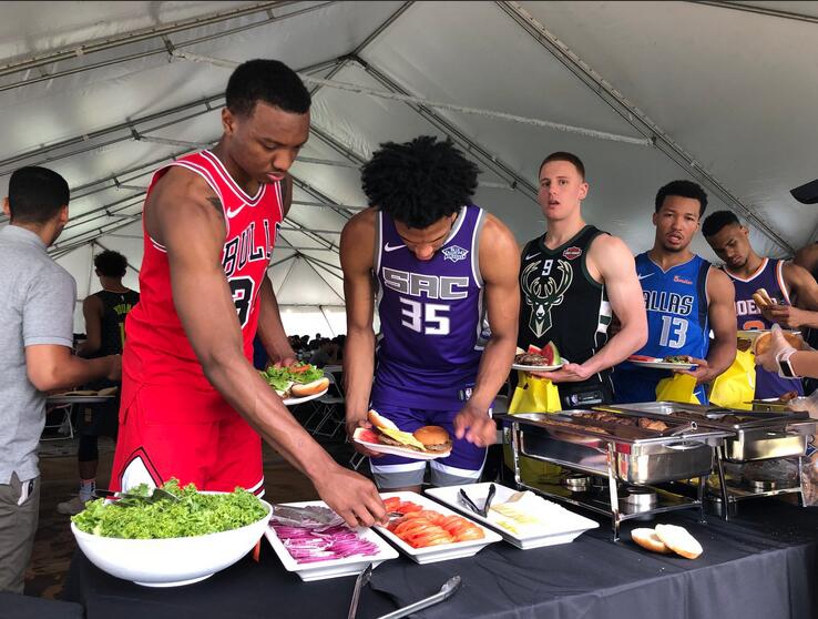 巴格利排队领午饭