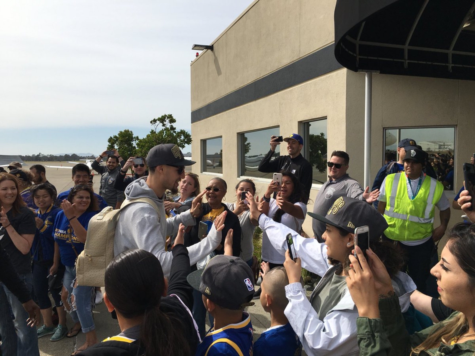 勇士球迷热情接机