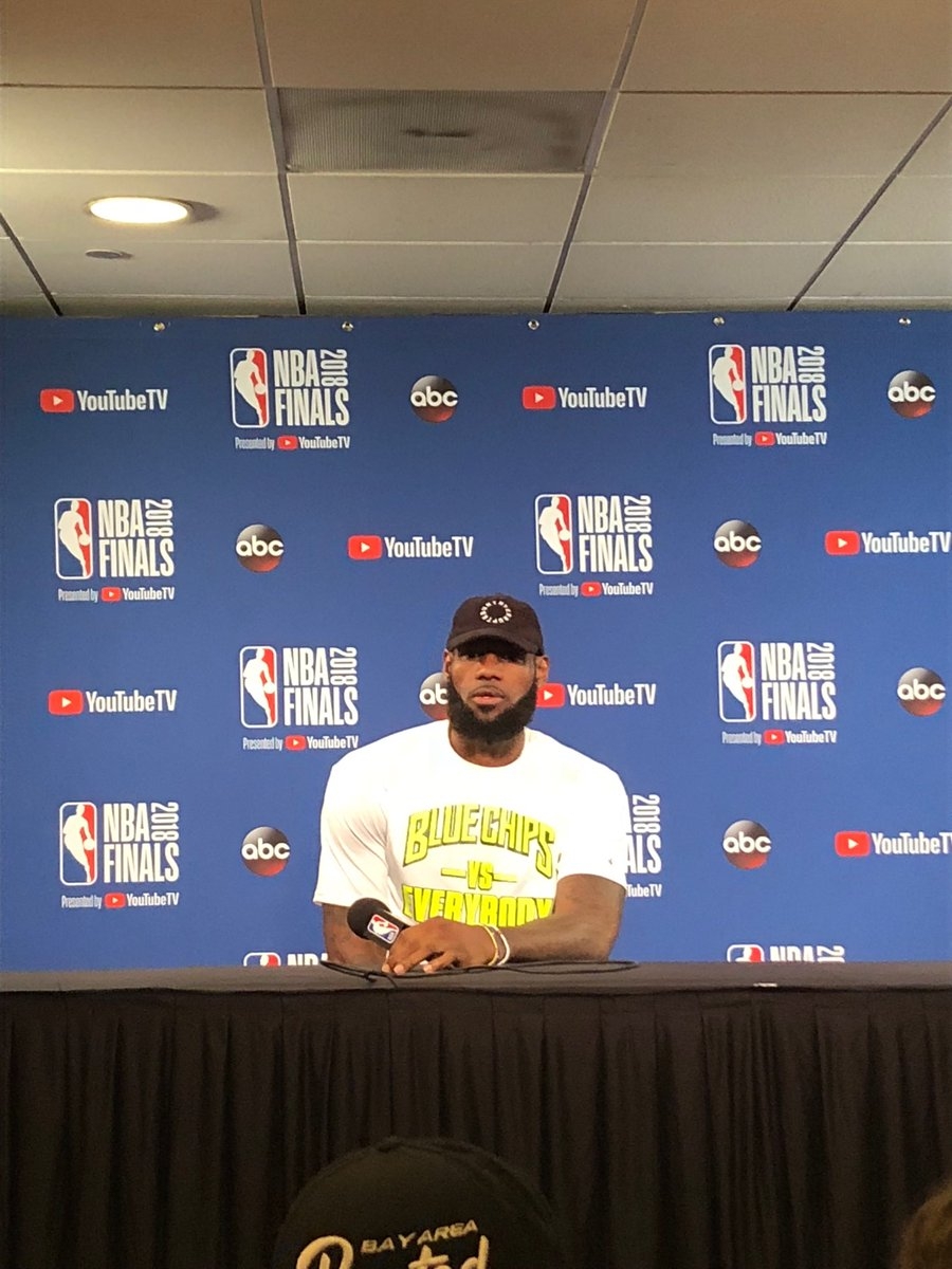 詹姆斯接受采访