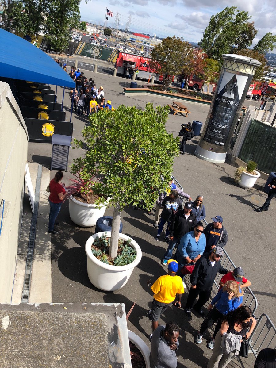 勇士球迷热情接机