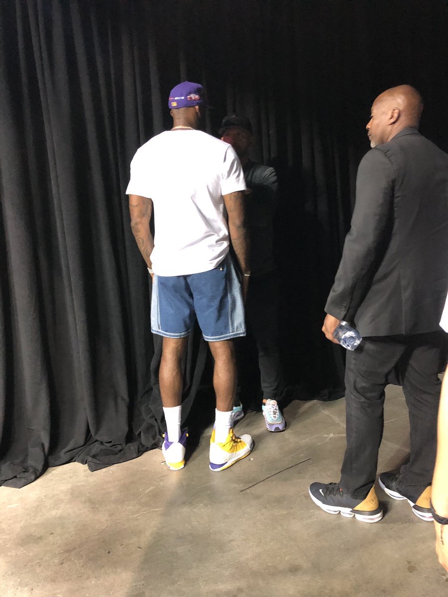 詹姆斯赌城现身！督战湖人夏联，跟新任主帅交流，现场被围死了！