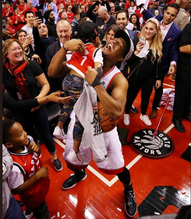 猛龙东部冠军颁奖典礼!小卡笑了!洛瑞抱着儿子哭!