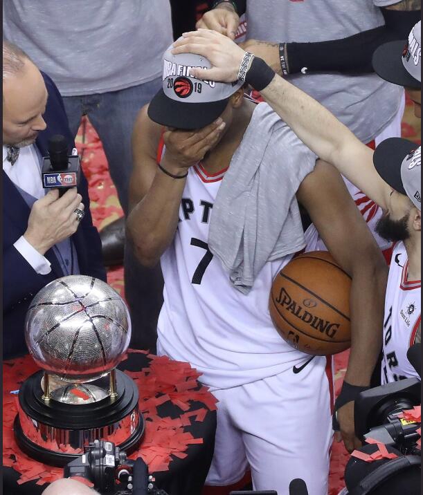 猛龙东部冠军颁奖典礼!小卡笑了!洛瑞抱着儿子哭!