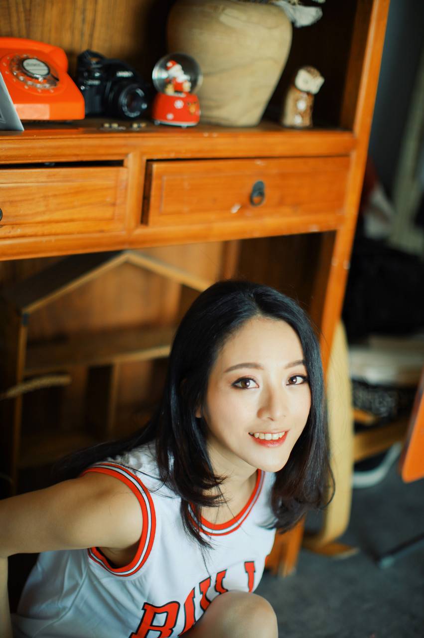 上戏校花乔丹球衣写真