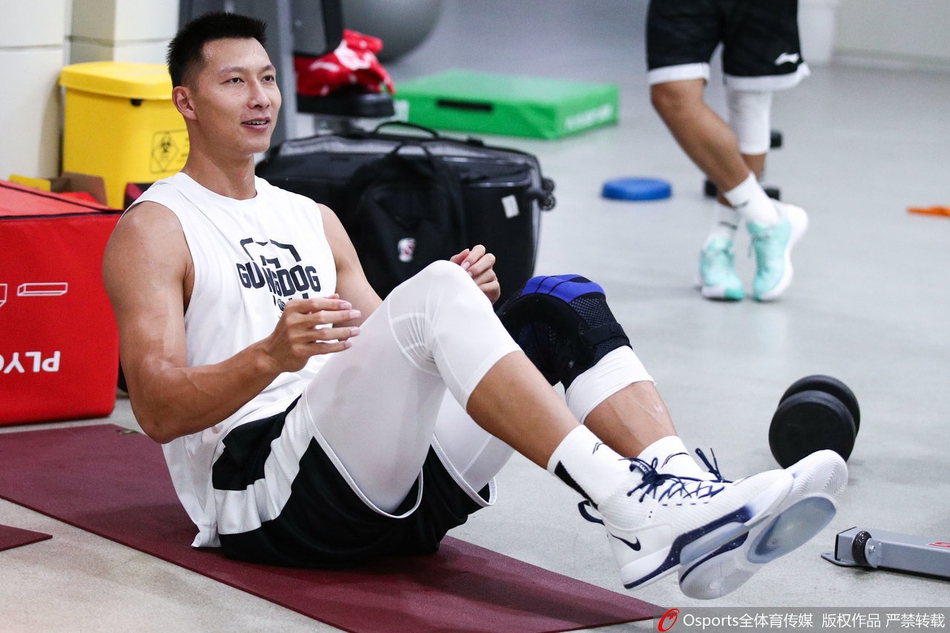 广东训练备战总决赛首战！易建联做拉伸胡明轩投篮，阿日练对抗