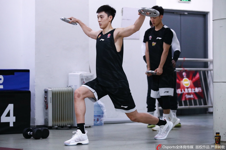 广东训练备战总决赛首战！易建联做拉伸胡明轩投篮，阿日练对抗