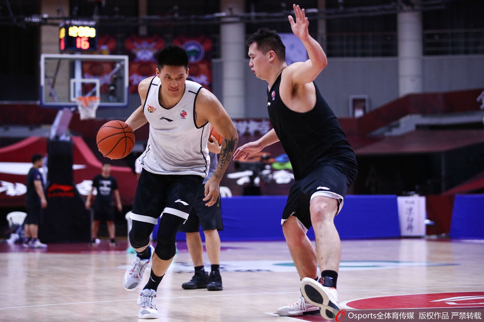 广东训练备战总决赛首战！易建联做拉伸胡明轩投篮，阿日练对抗
