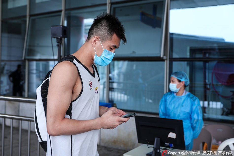 辽宁训练备战总决赛G1！梅奥加练投篮大韩做拉伸