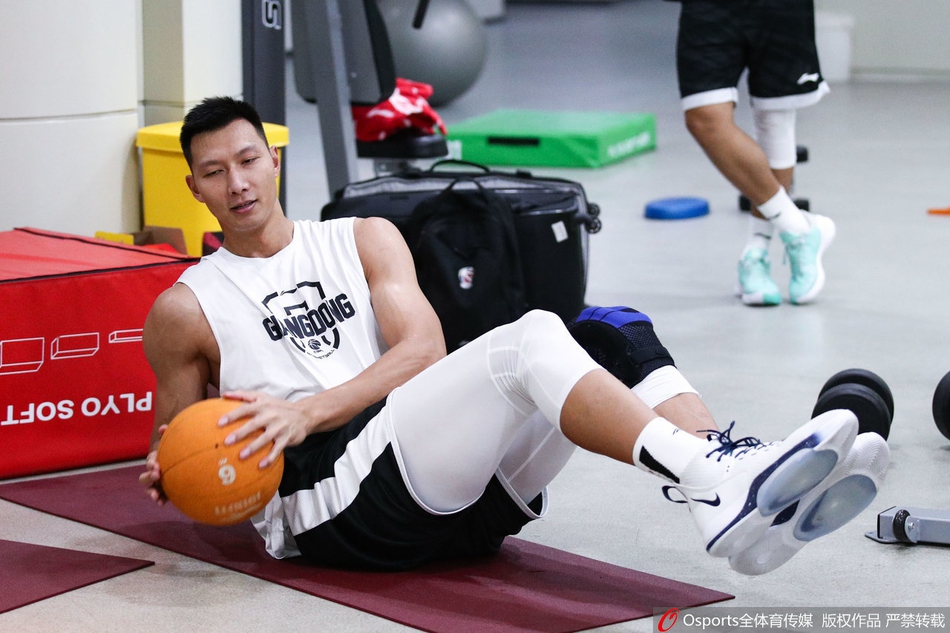 广东训练备战总决赛首战！易建联做拉伸胡明轩投篮，阿日练对抗