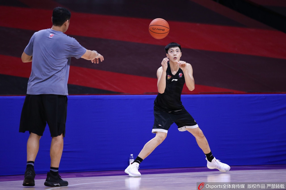 广东训练备战总决赛首战！易建联做拉伸胡明轩投篮，阿日练对抗