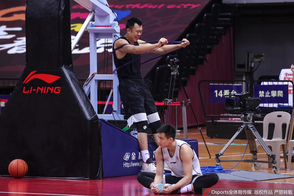辽宁训练备战总决赛G1！梅奥加练投篮大韩做拉伸