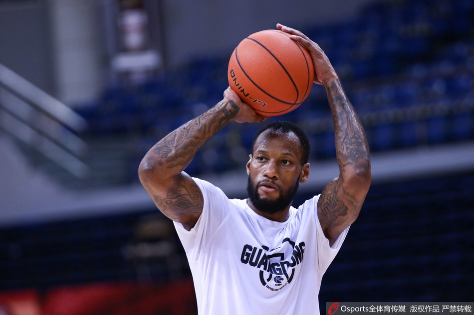 广东训练备战总决赛首战！易建联做拉伸胡明轩投篮，阿日练对抗