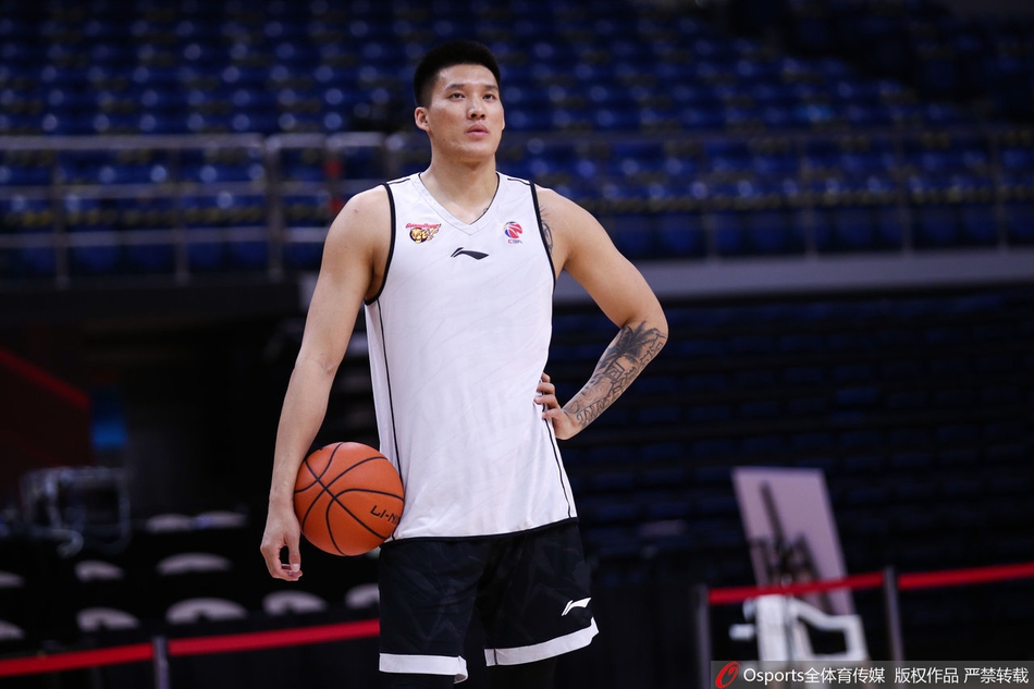 广东训练备战总决赛首战！易建联做拉伸胡明轩投篮，阿日练对抗