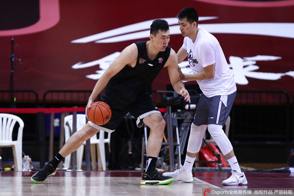 广东训练备战总决赛首战！易建联做拉伸胡明轩投篮，阿日练对抗