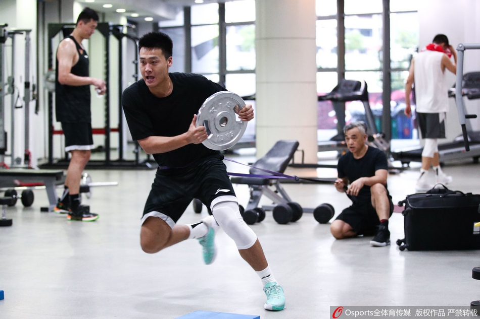 广东训练备战总决赛首战！易建联做拉伸胡明轩投篮，阿日练对抗