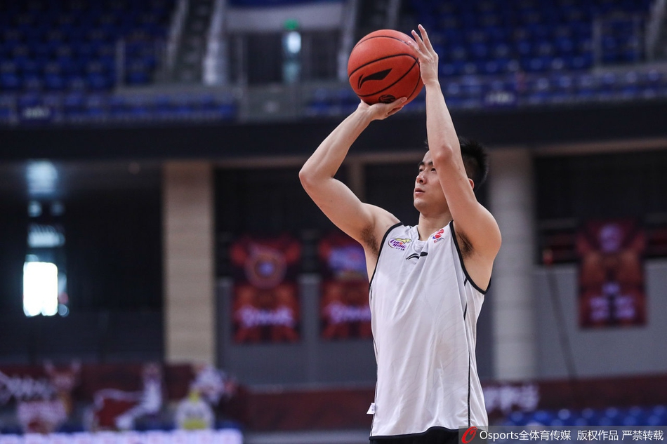 辽宁训练备战总决赛G1！梅奥加练投篮大韩做拉伸