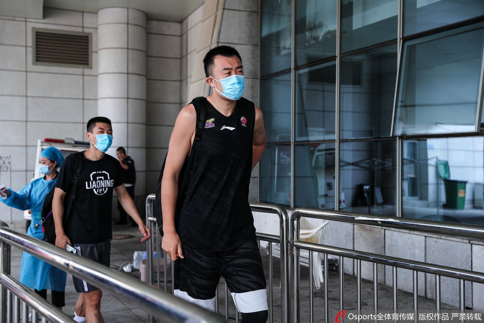 辽宁训练备战总决赛G1！梅奥加练投篮大韩做拉伸