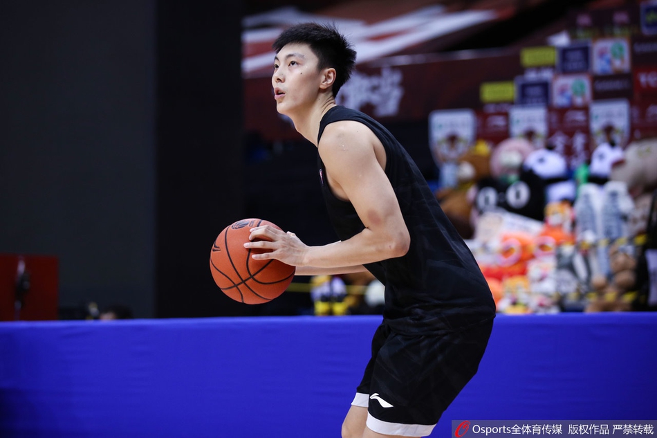 广东训练备战总决赛首战！易建联做拉伸胡明轩投篮，阿日练对抗